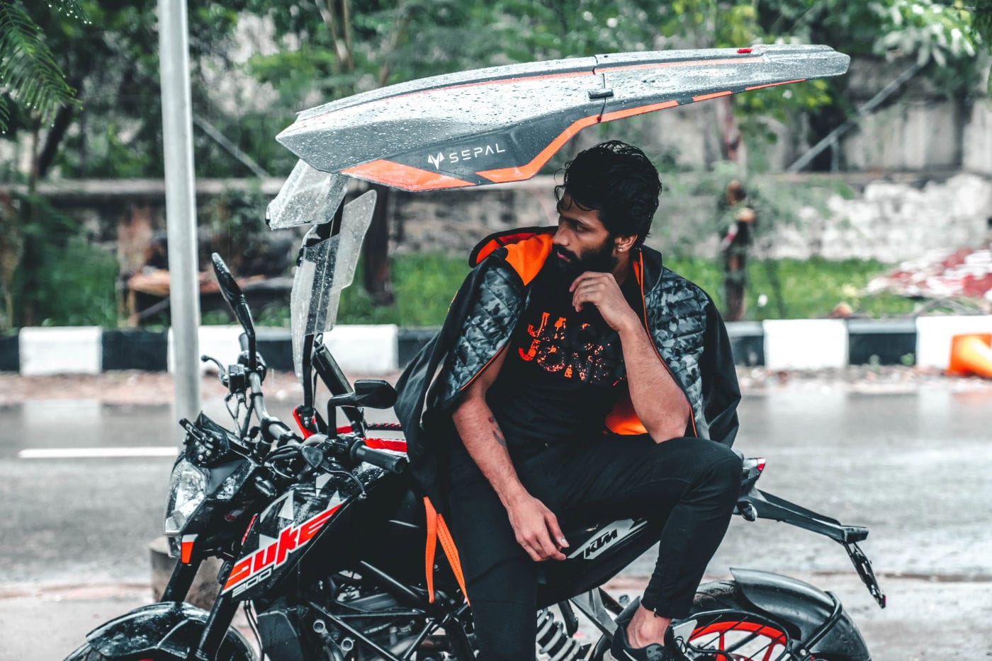 【進化】普通のバイクに無理やり屋根を取り付けるグッズがインドにあった