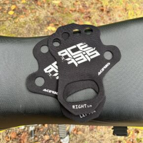 バイクのハンドル周りからの手の疲労軽減に効果的はグッズは？