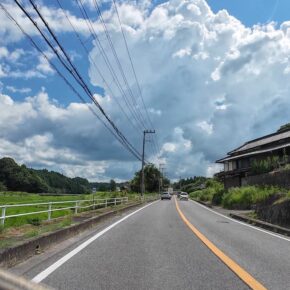 晴れ予報なのにゲリラ豪雨が発生… 雨やどりする場所が無いので突き進んだ結末