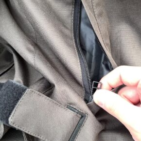 ジッパーがコストダウンされたライジャケ、100均グッズで驚くほど快適に生まれ変わる