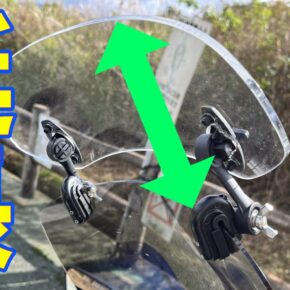 スクーターの防風効果を強化するウインドシールドエクステンションを取り付けた