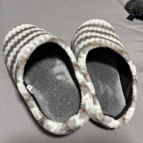 足が冷えるからあったかルームシューズを買ってきたけど、これはスリッパですね？