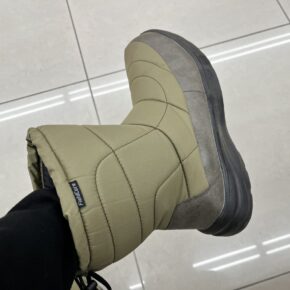 ワークマンの防寒ブーツのソールがしょぼいので100円のインソールに入れ替えた