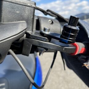 スクーターに後付けでパーキングブレーキを取り付ける