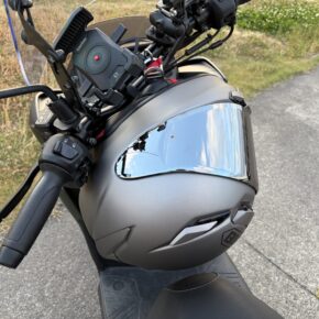 どんな構造だろうがヘルメットホルダーは気休めにすぎない